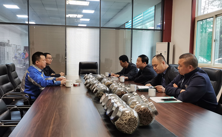 與集團(tuán)總經(jīng)理孫寧波及部門(mén)負(fù)責(zé)人座談，就項(xiàng)目建設(shè)、環(huán)境影響、補(bǔ)貼政策等內(nèi)容進(jìn)行了探討交流